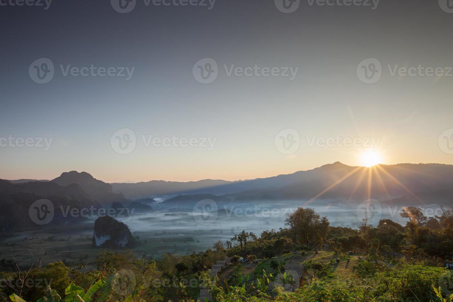 Sonnenaufgang über Bergen foto