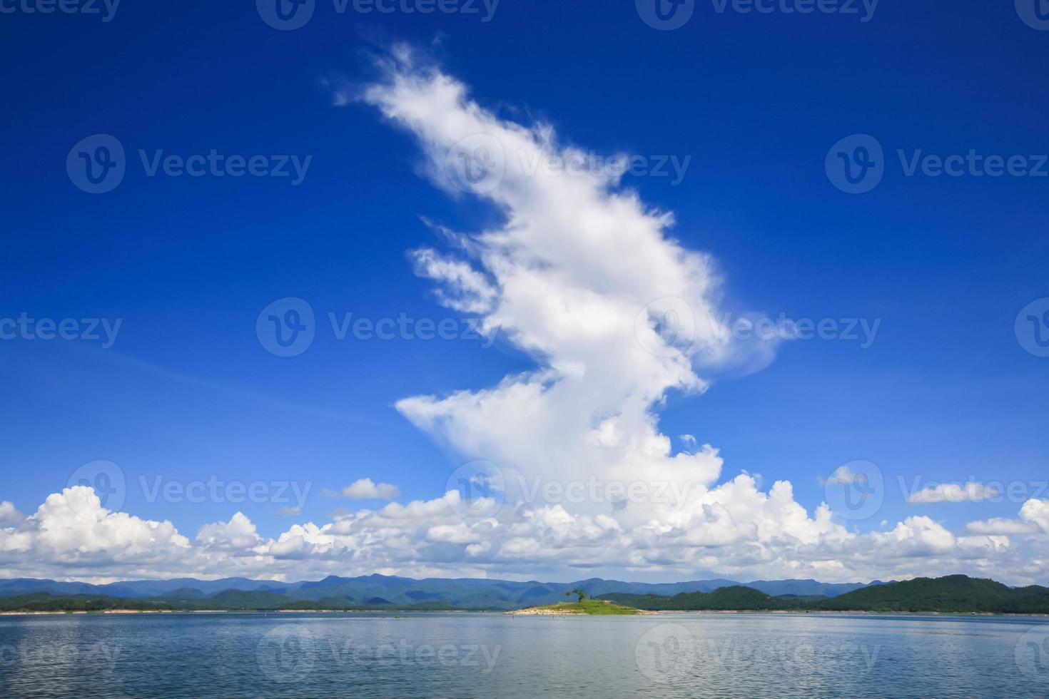 Wolken über Wasser foto