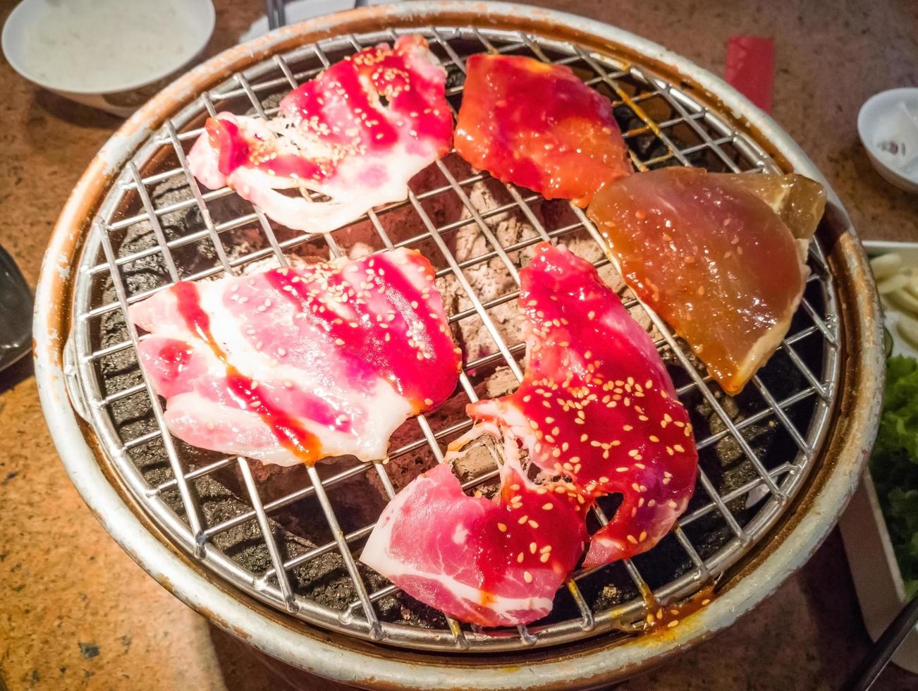 Premium-Schweinefleischscheibe auf Yakiniku-Herd gegrillt foto