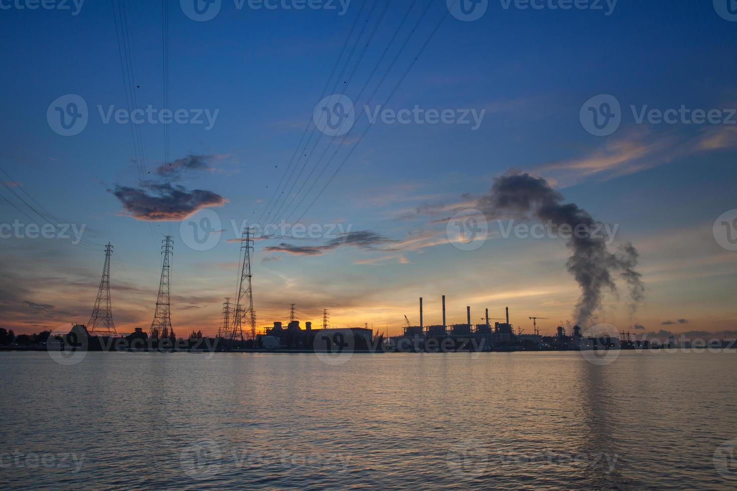 Wolken über einer Stadt aus dem Wasser foto