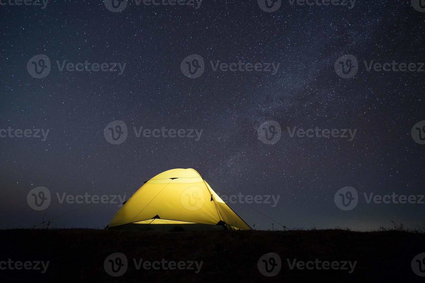 Sternenhimmel über einem gelben Zelt foto