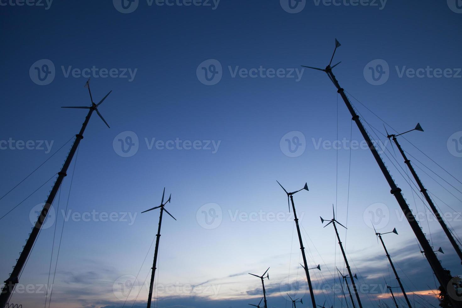 Windkraftanlagen in der Nacht foto