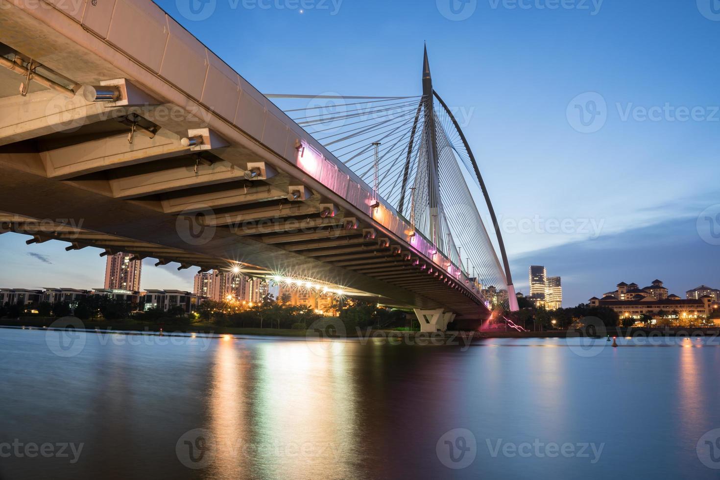 Brücke mit bunten Lichtern foto