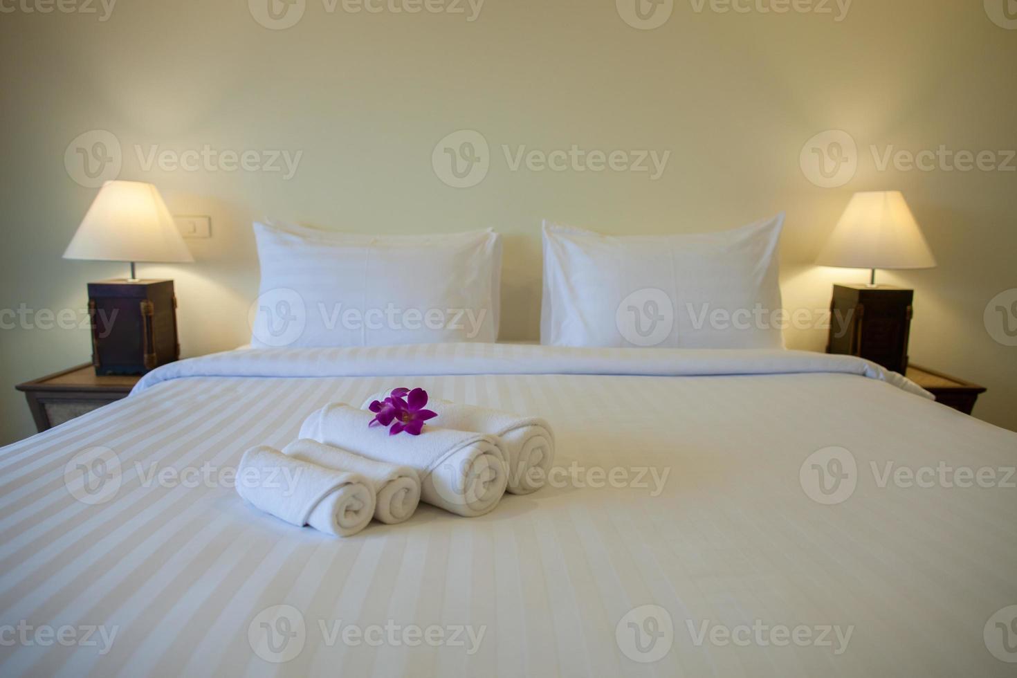 Hotelbett mit Handtüchern foto