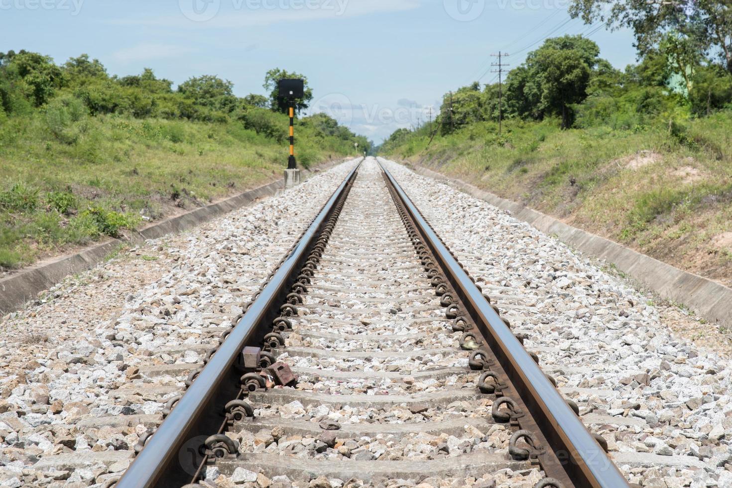 Eisenbahnstrecke während des Tages foto