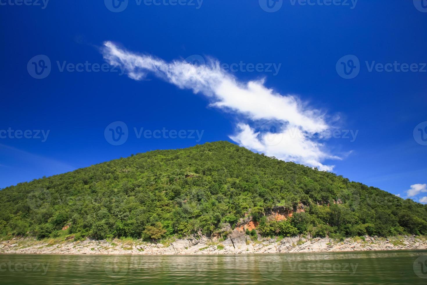 weiße Wolken und blauer Himmel über einem Berg foto