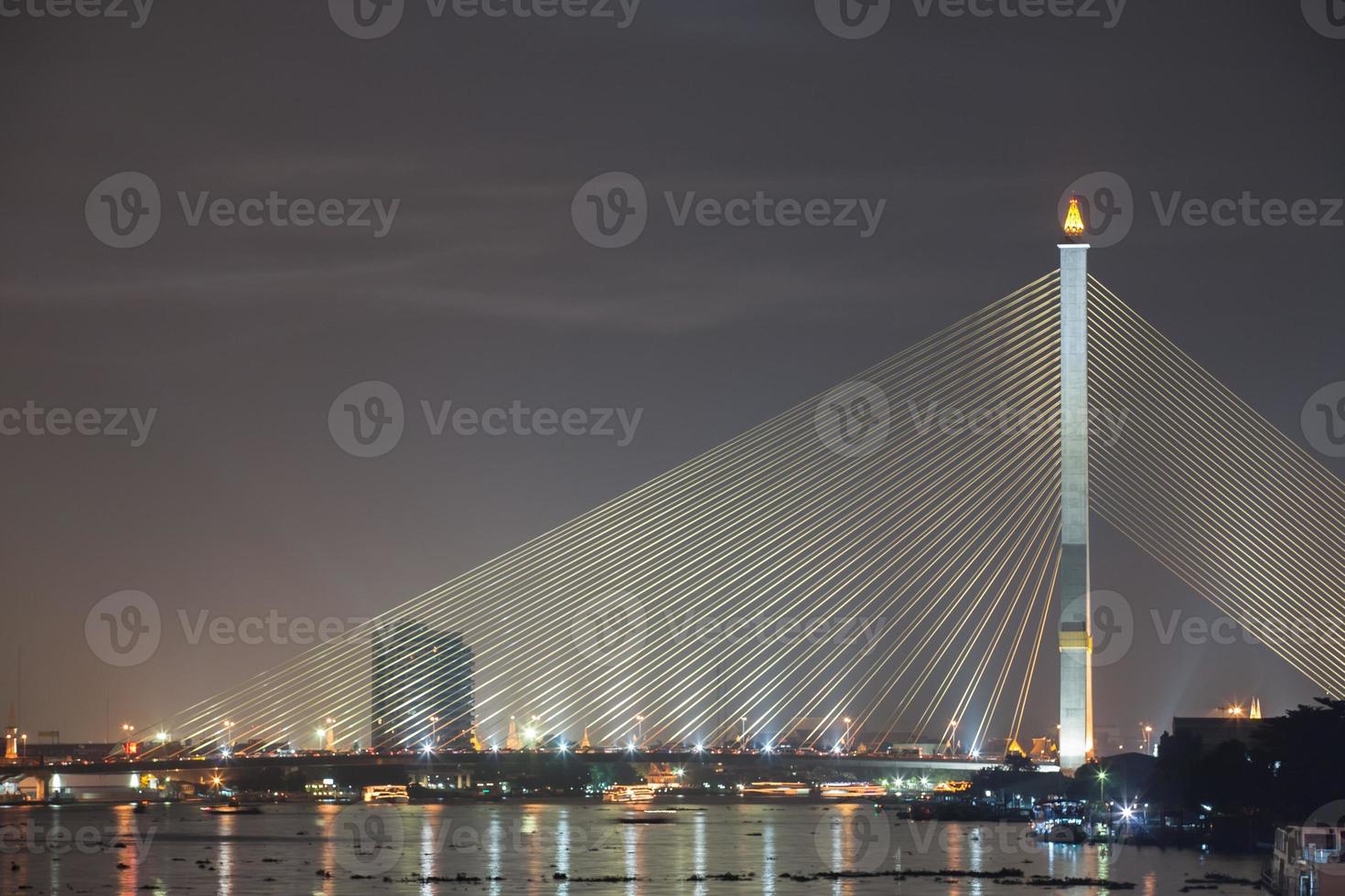 Rama VII Brücke in der Nacht foto