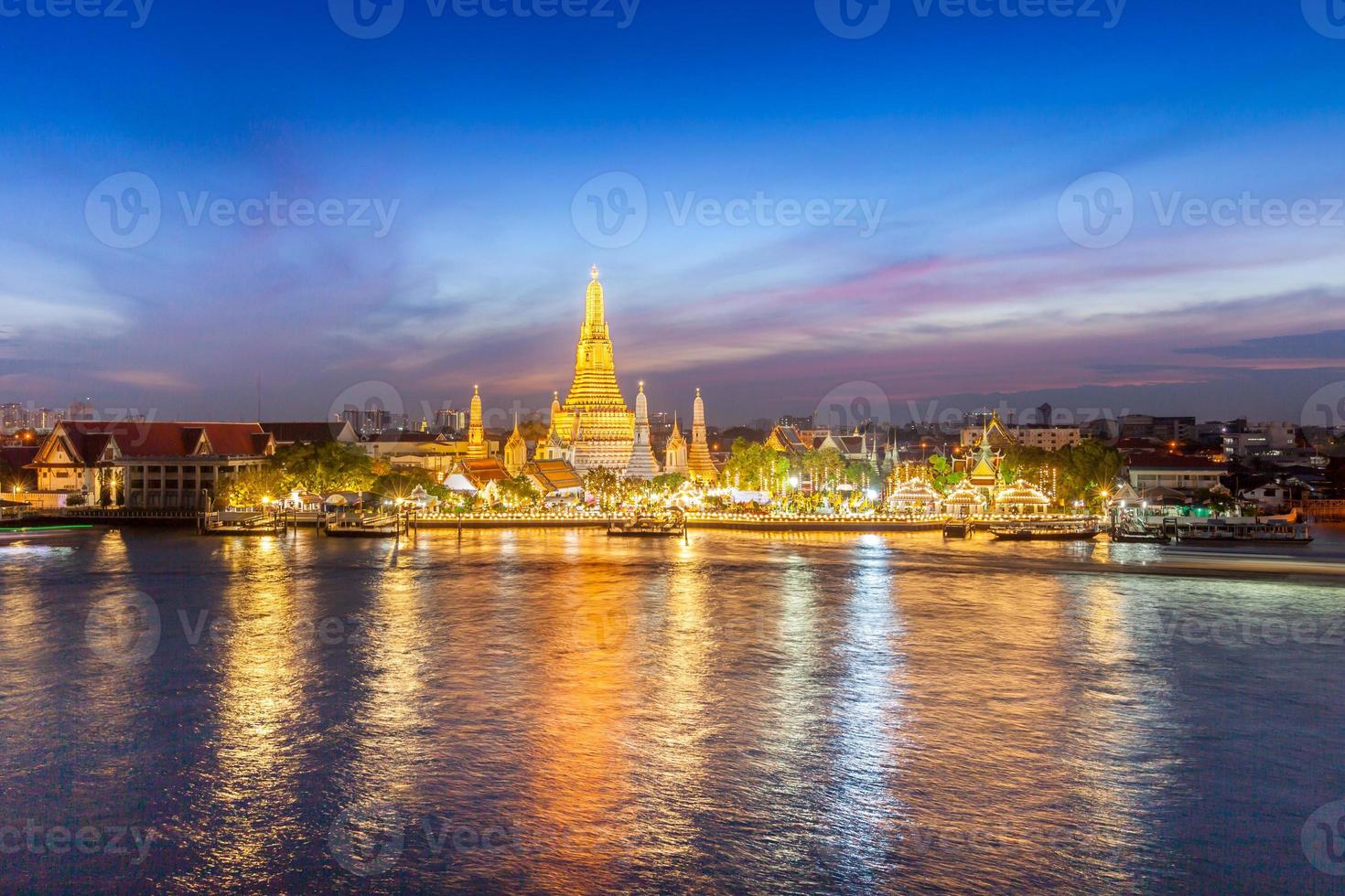 Tempel- und Stadtlichter spiegelten sich im Wasser foto