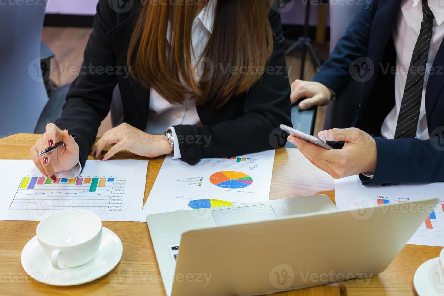 zwei Mitarbeiter überprüfen Diagramme foto