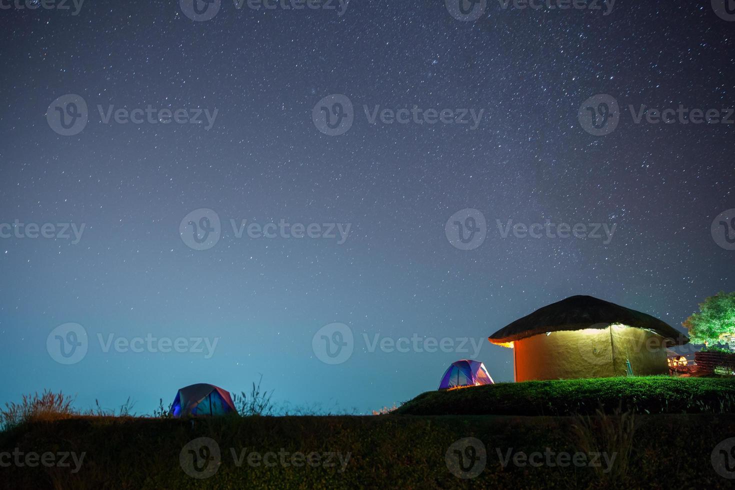 Sternenhimmel über einem Campingplatz foto