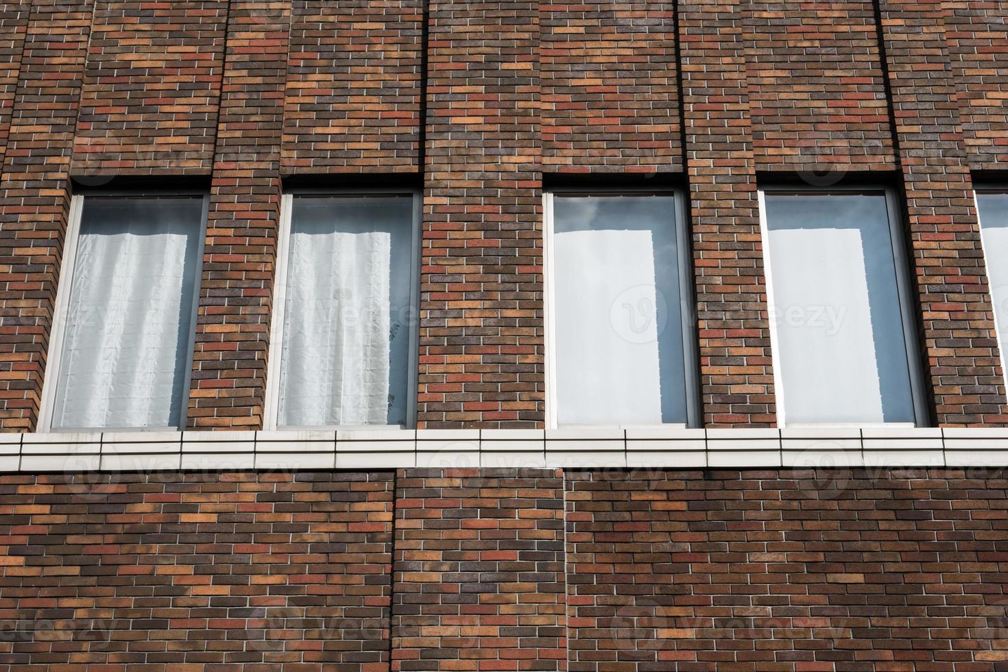 Backsteingebäude mit Fenstern foto