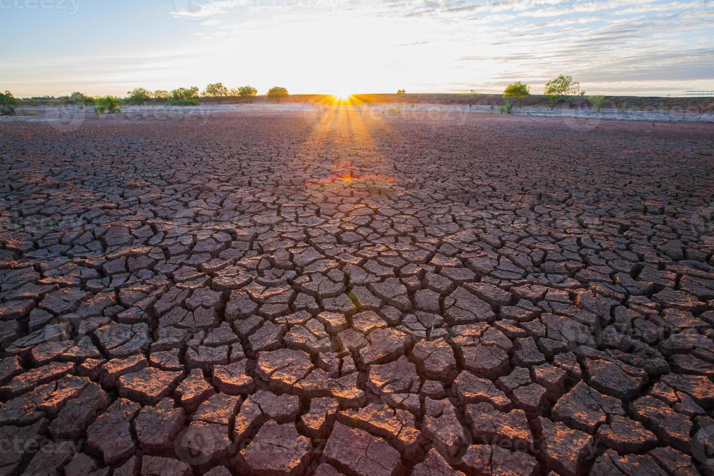 rissige Erde bei Sonnenuntergang foto