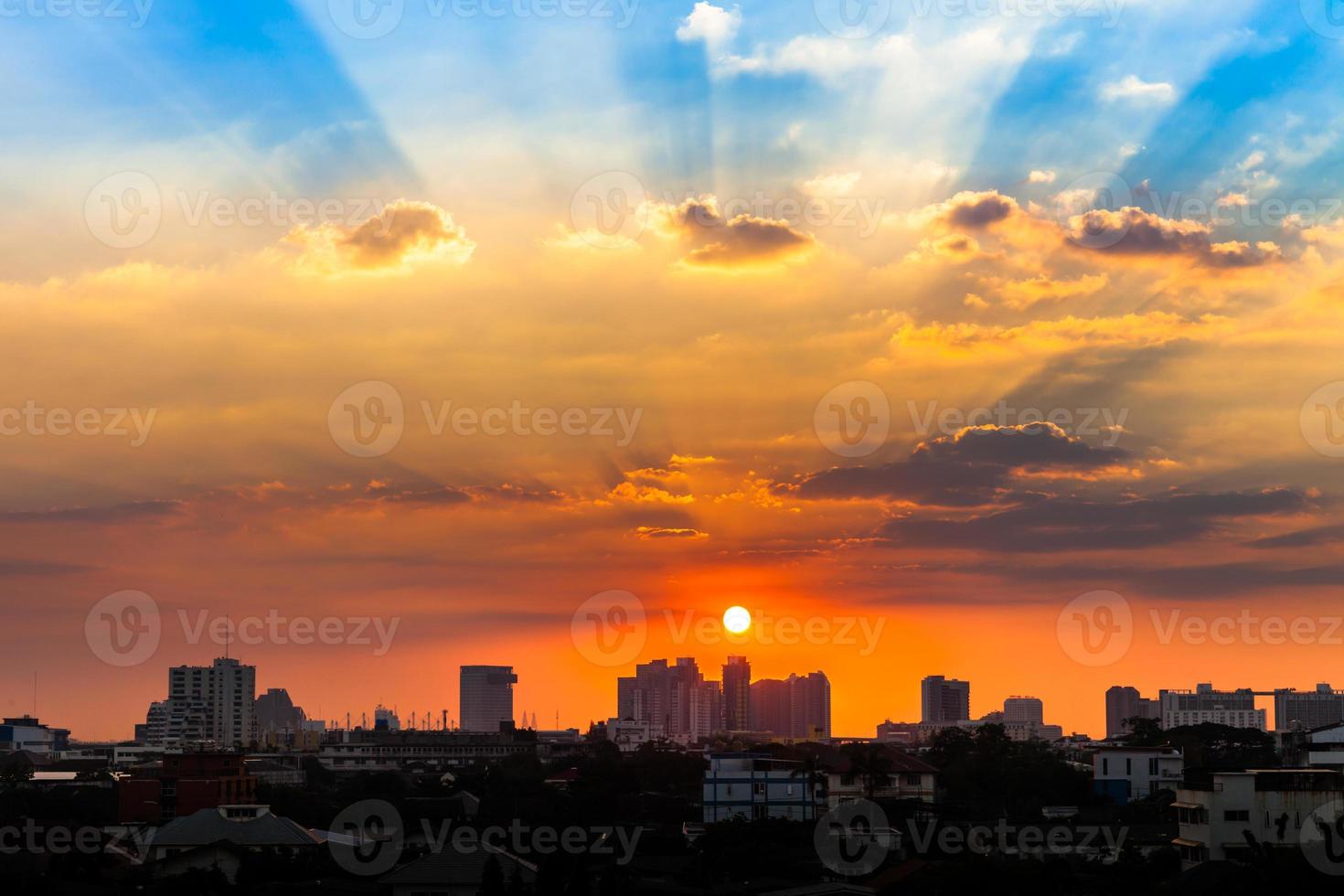 dramatischer Sonnenaufgang über einer Stadt foto
