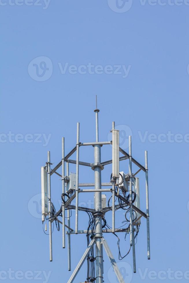 Telekommunikationsantenne unter klarem Himmel foto