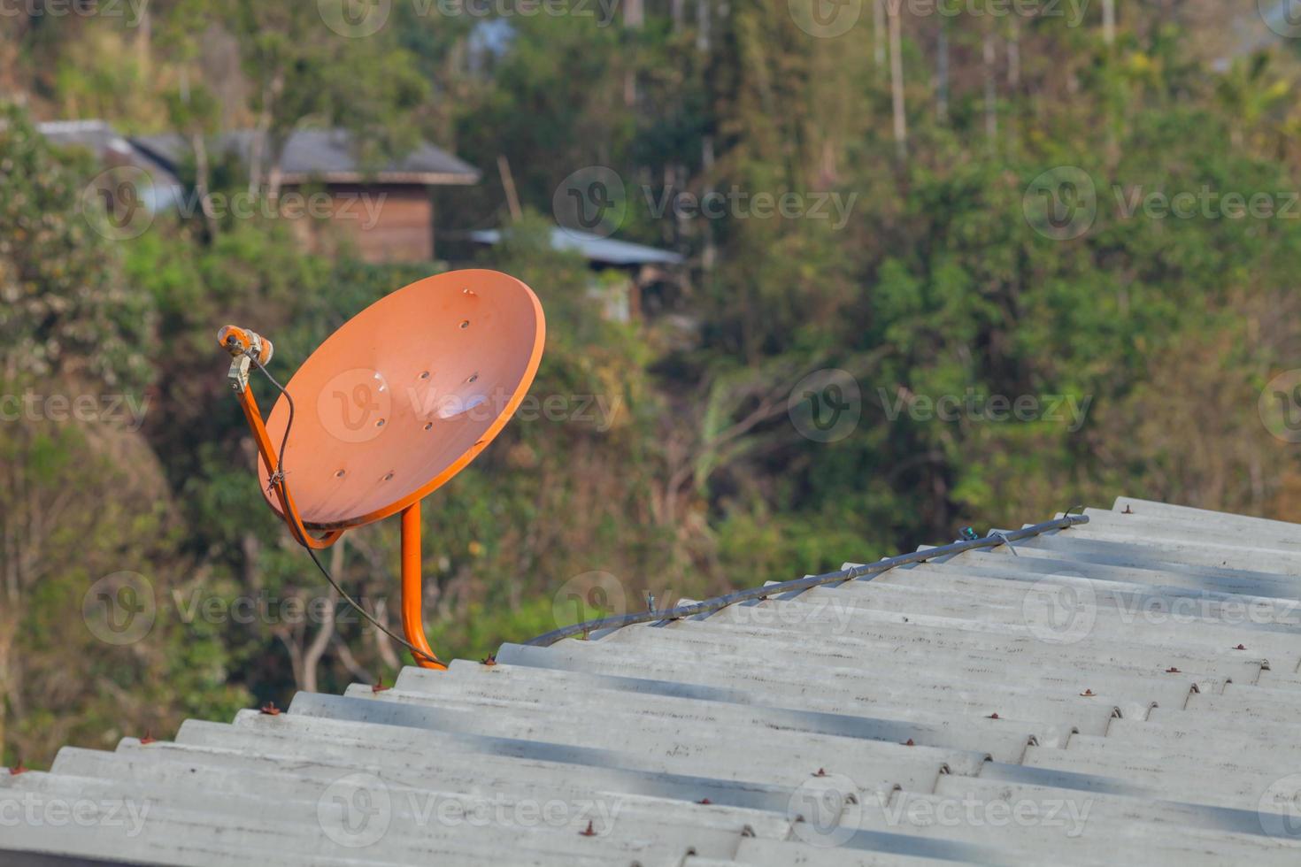 Satellitenschüssel auf einem Dach foto
