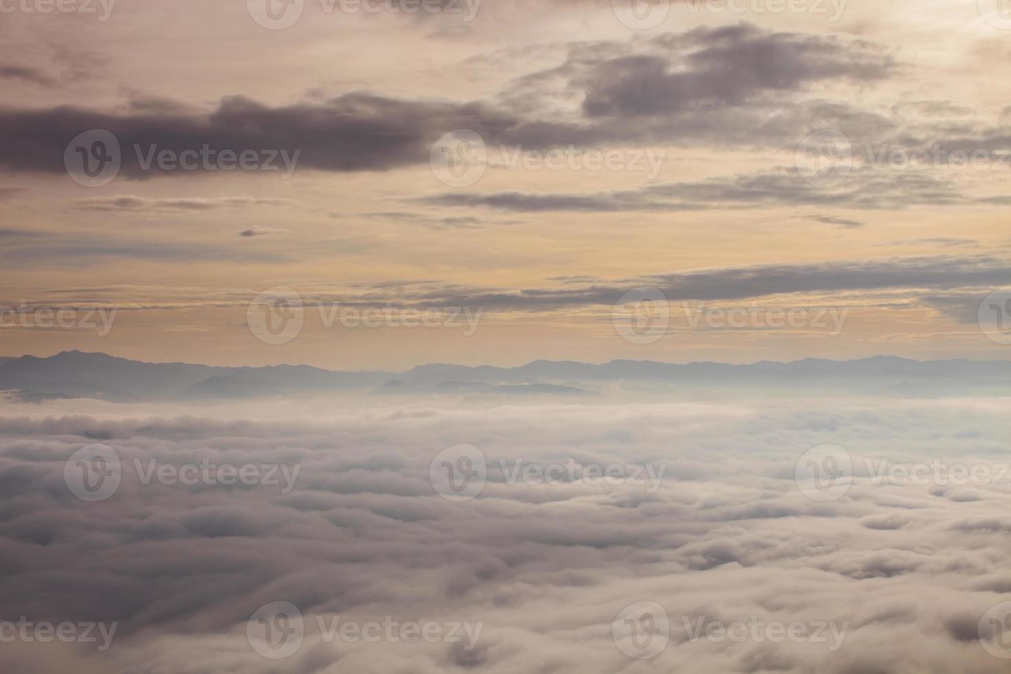 Luftaufnahme einer Gruppe von Wolken bei Sonnenuntergang foto