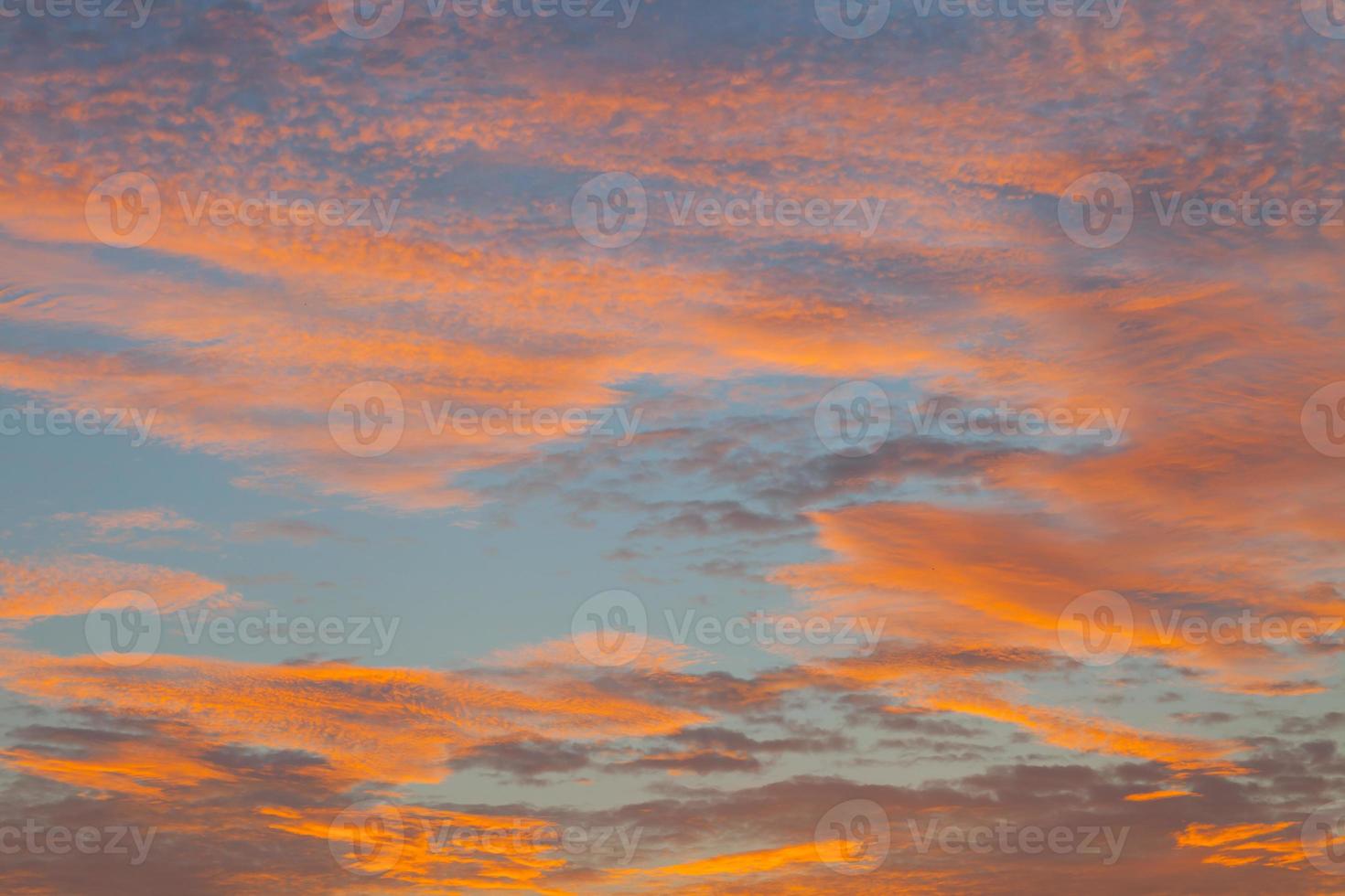 orange Wolken in einem blauen Himmel foto