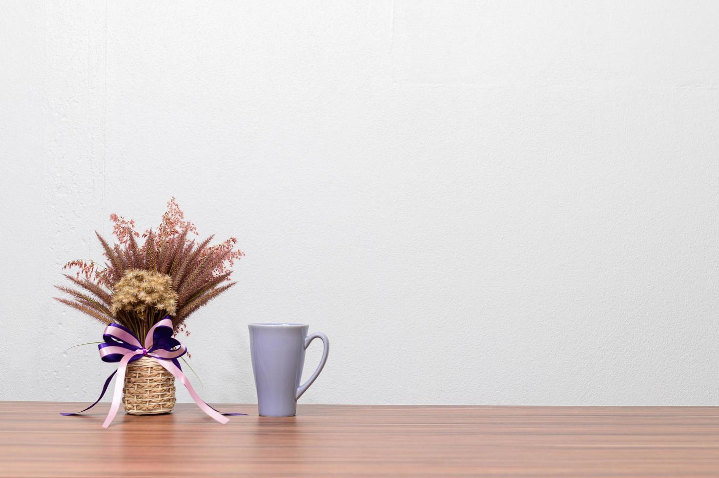 Kaffeetasse und Blume auf dem Schreibtisch foto