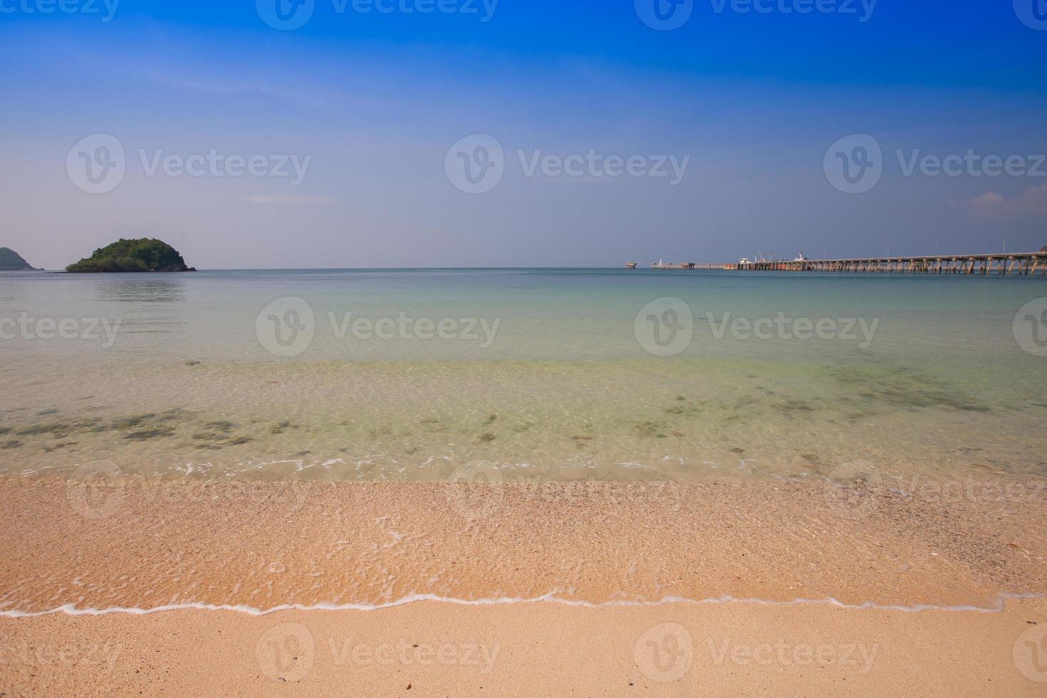 Strand mit klarem Wasser foto