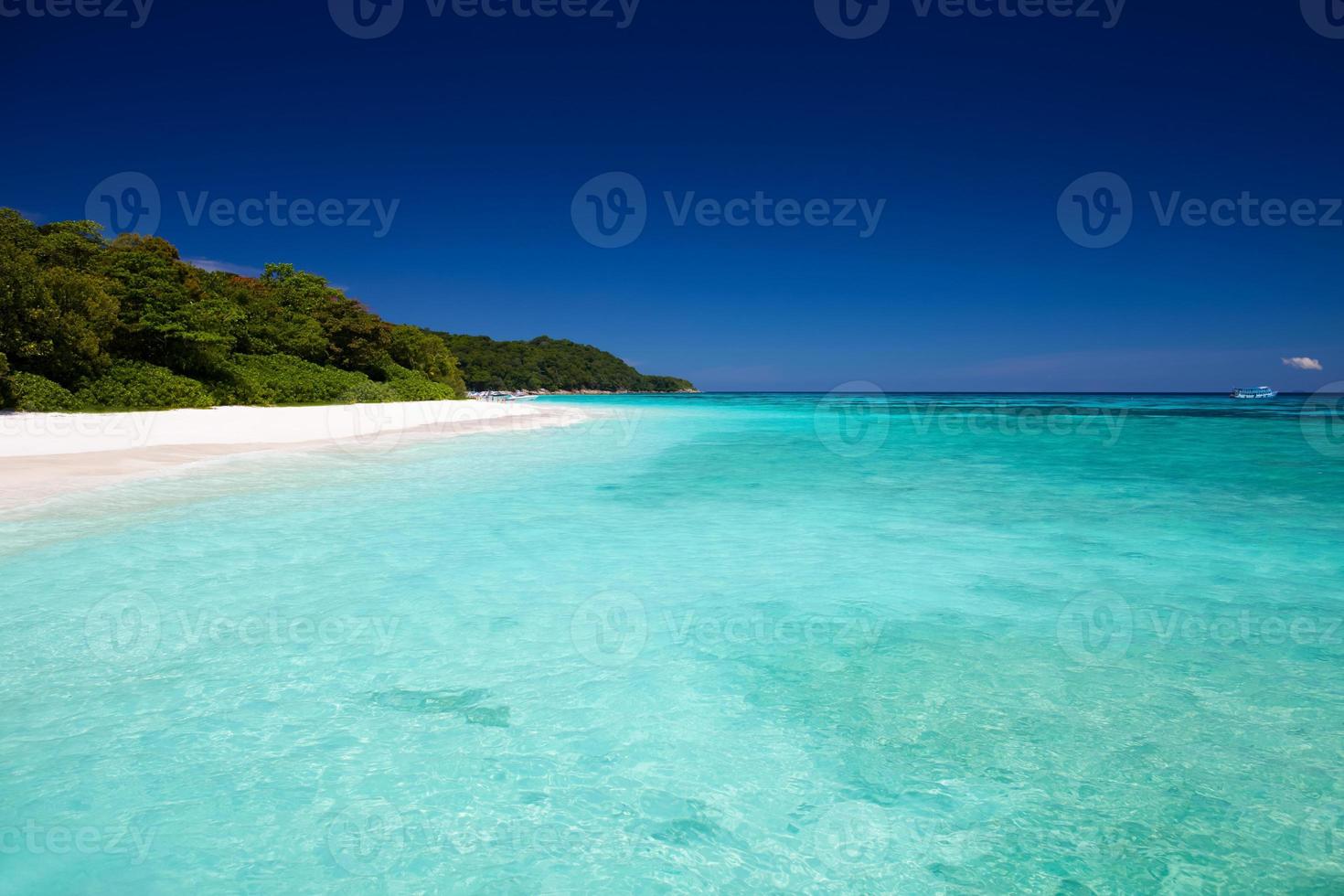 tropischer Strand mit blauem Wasser foto