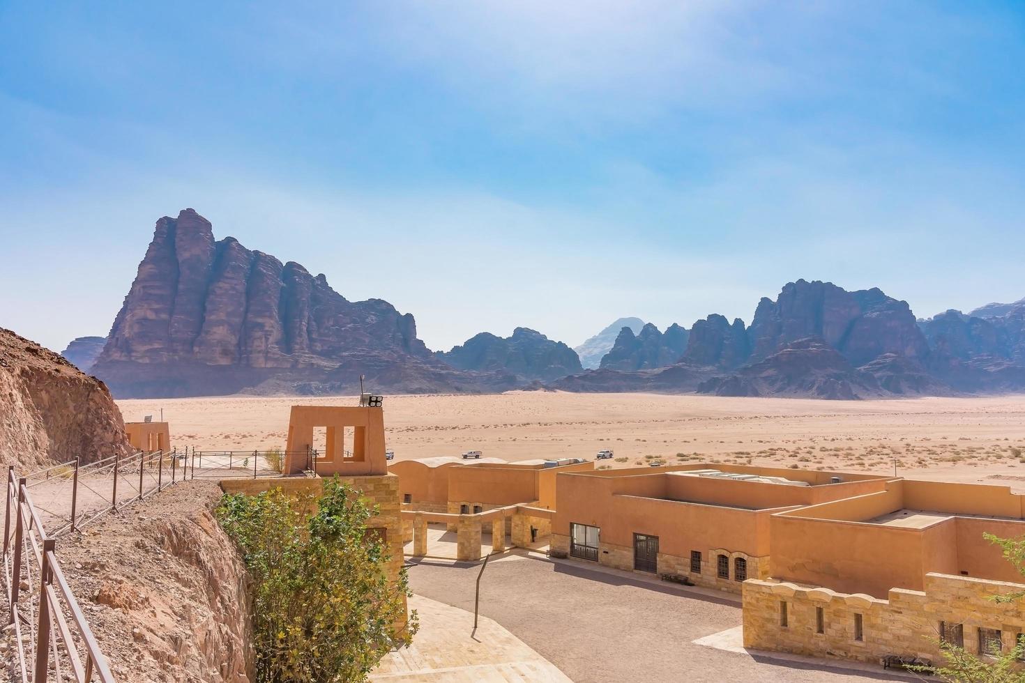 die sieben säulen der weisheit im wadi rum, jordan foto