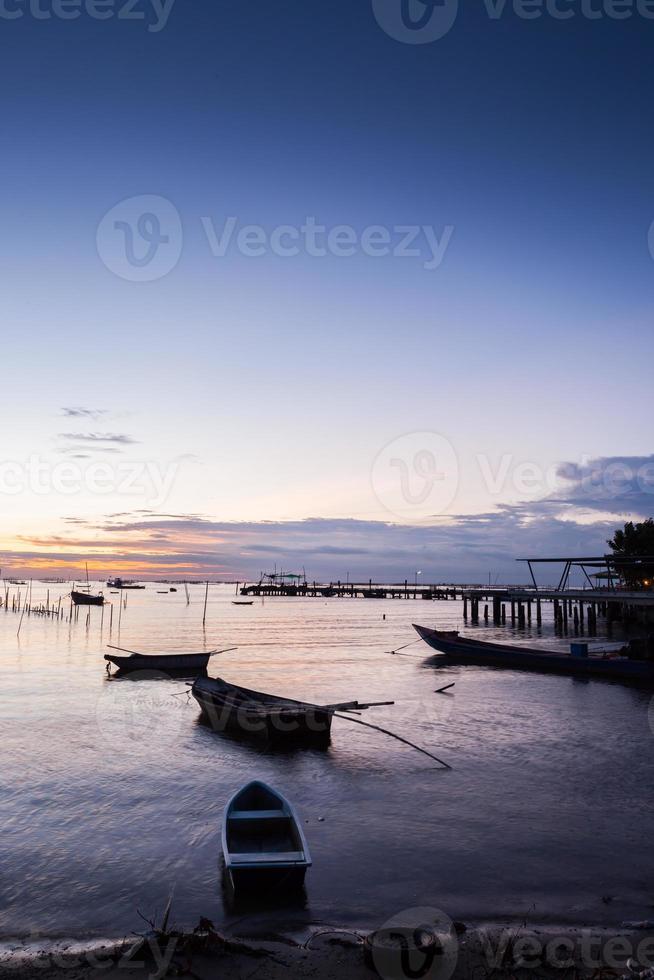 Boote schwimmen im Wasser bei Sonnenuntergang foto