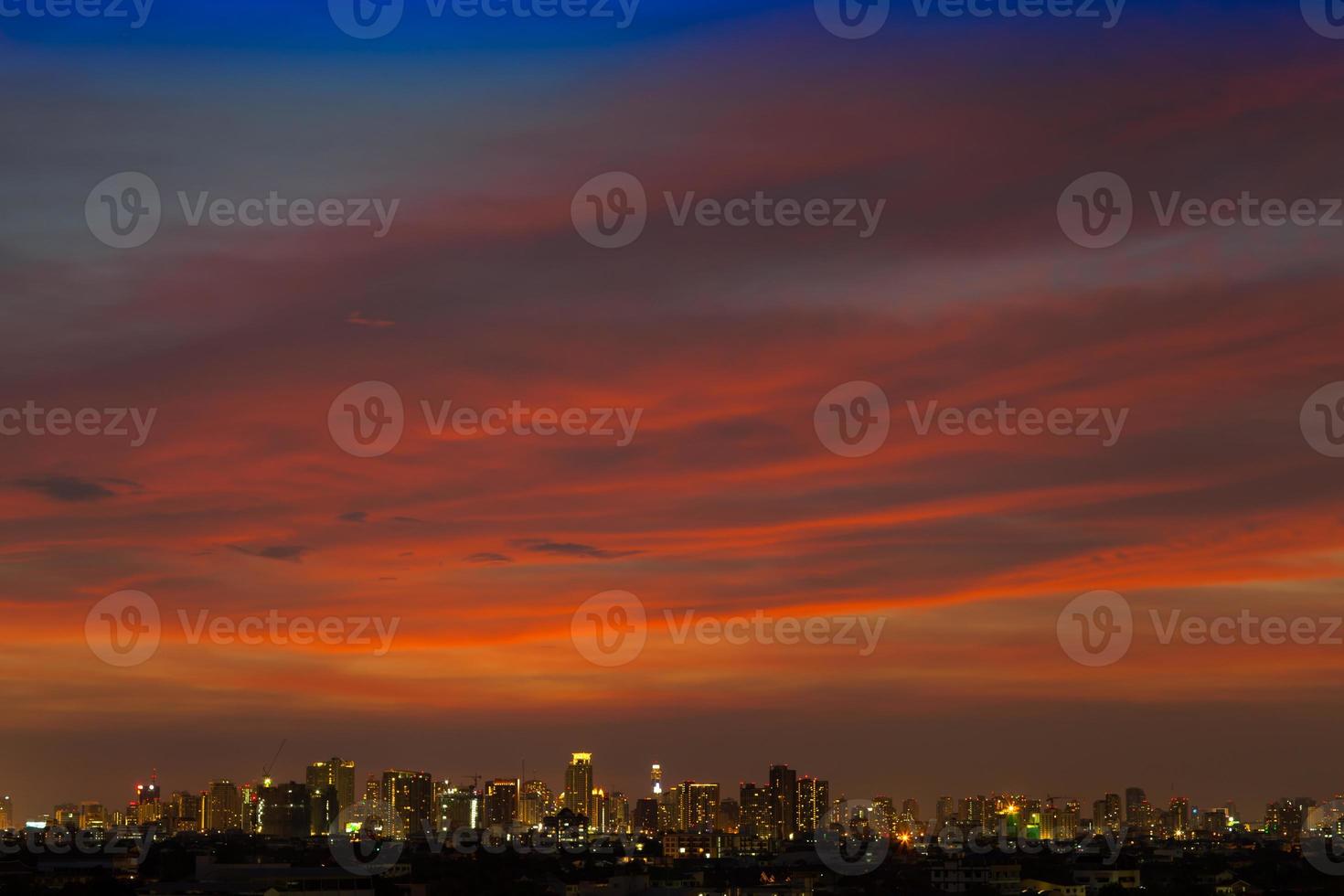 Stadtbild mit einem bunten Sonnenuntergang foto