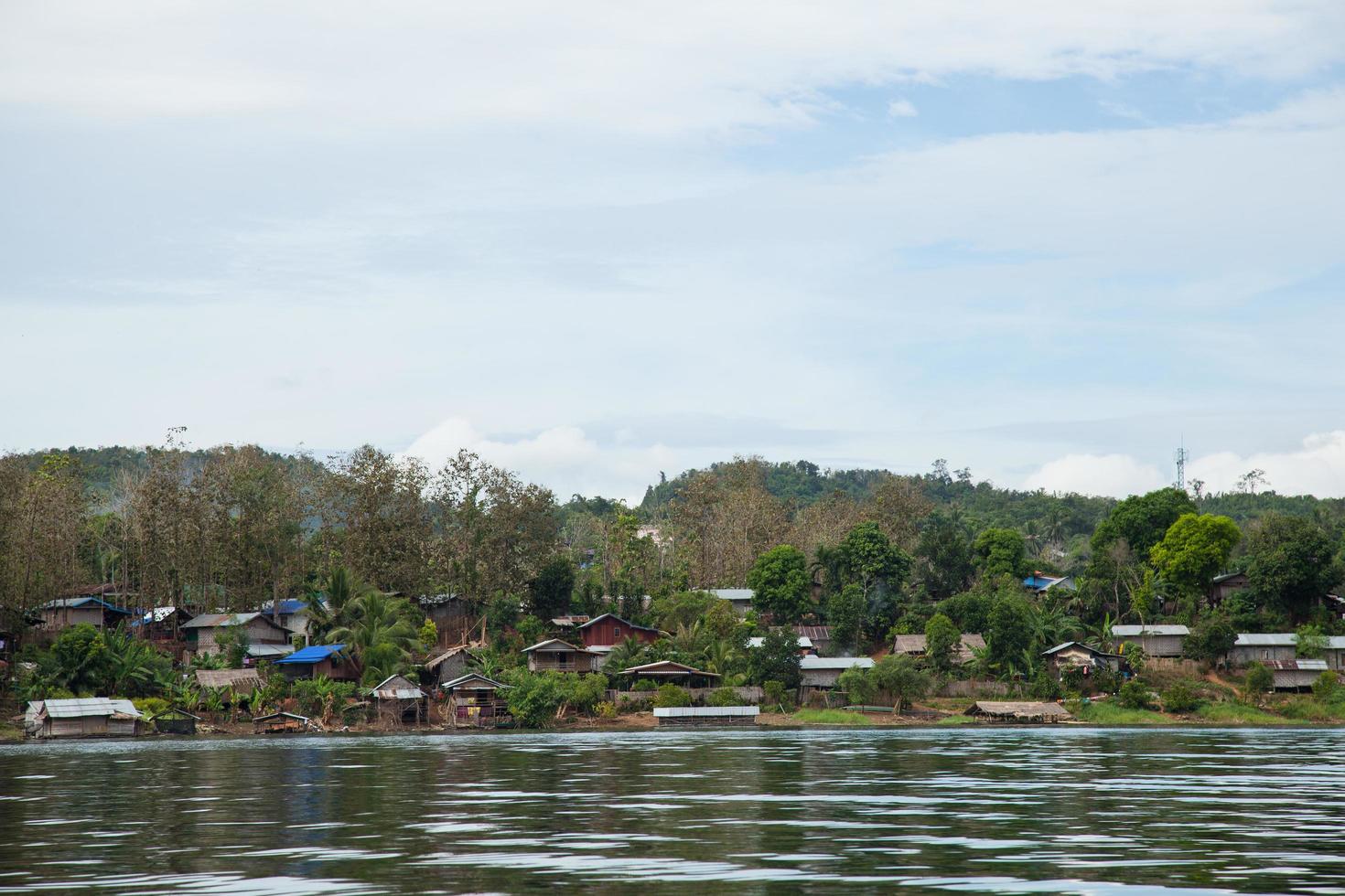 Dorf am Wasser in Thailand foto