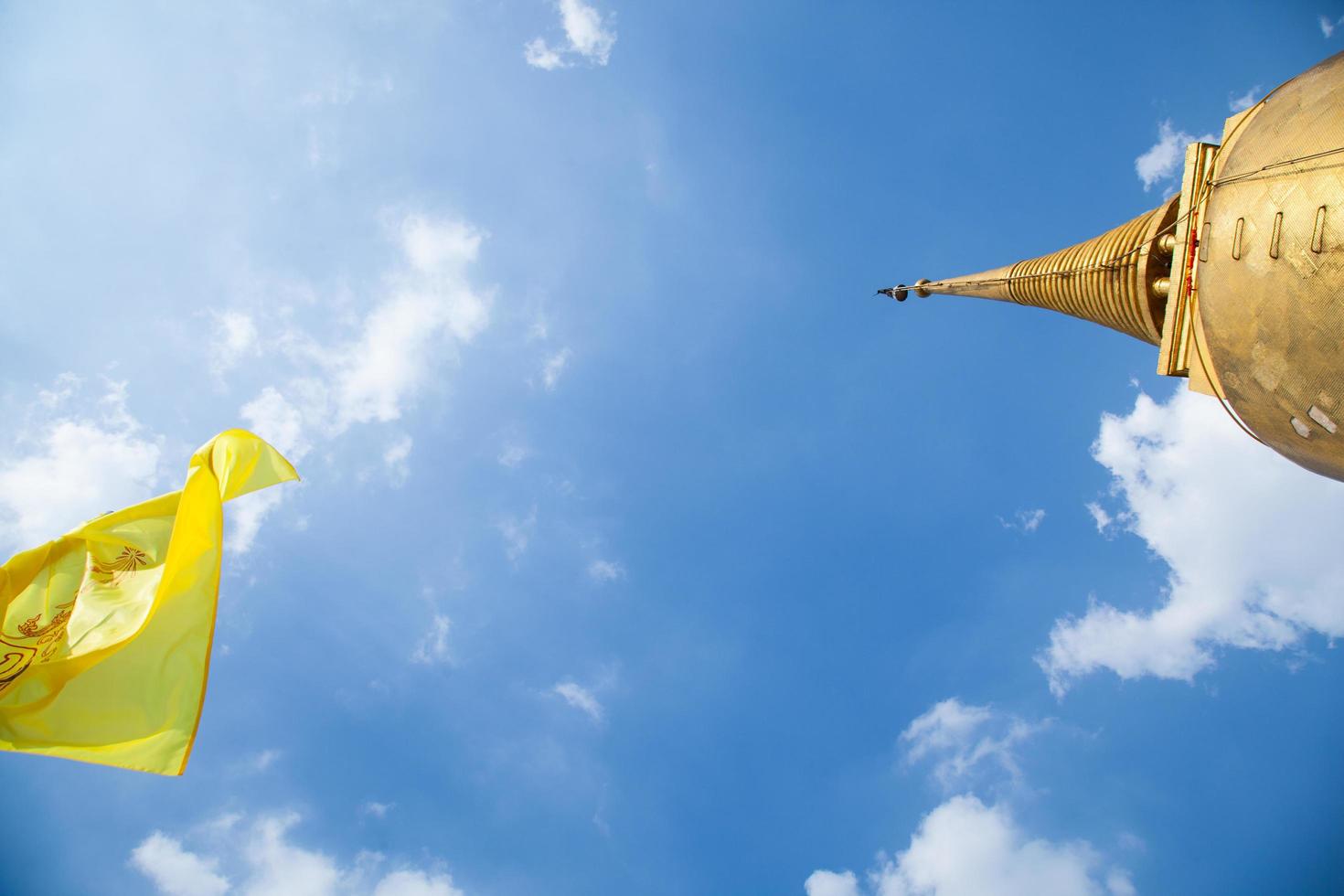 Flagge und Stupa foto