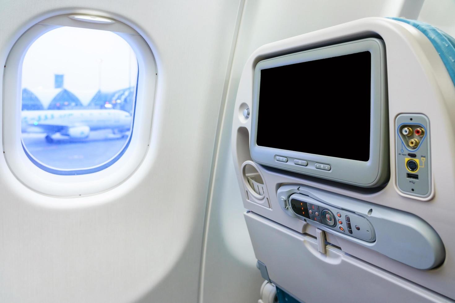 privater Monitor im Flugzeugsitz foto