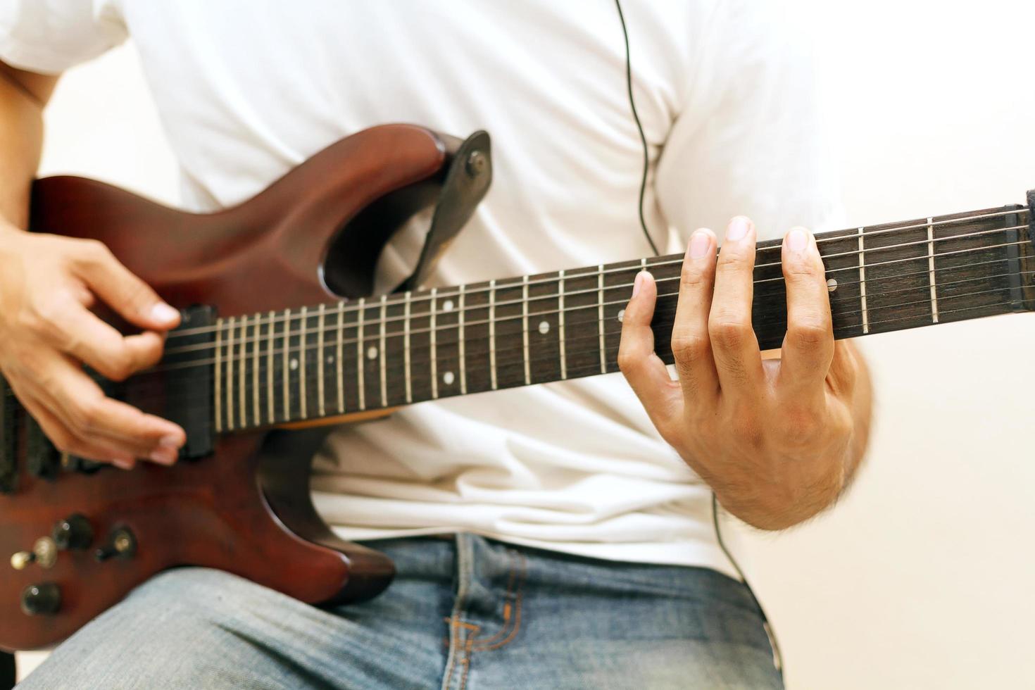 Mann spielt E-Gitarre foto