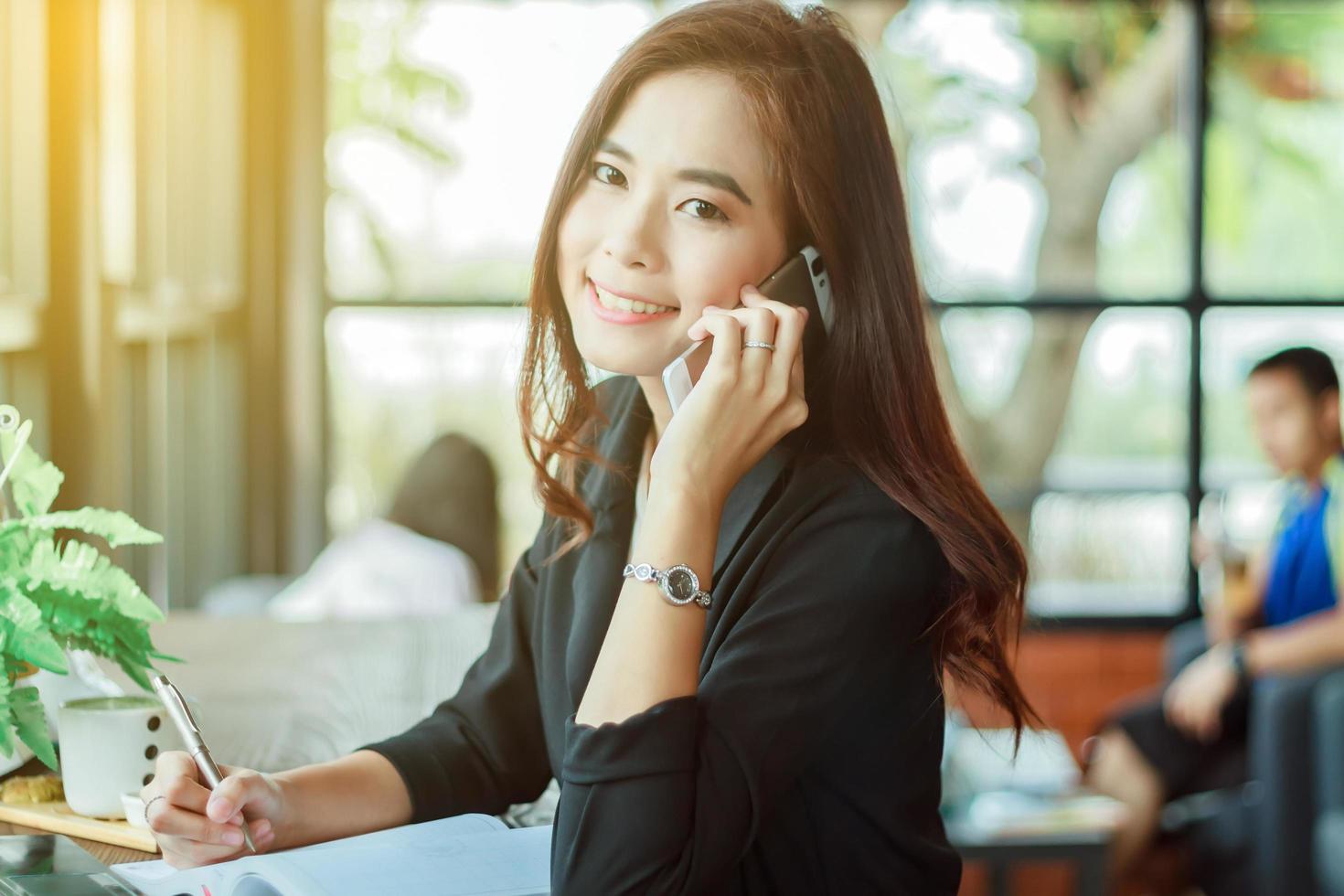 asiatische Geschäftsfrau, die am Telefon spricht foto