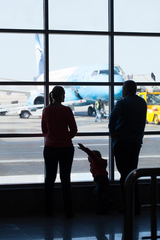 Moskau, Russland, 2020 - junge Familie beobachtet Flugzeuge an einem Flughafen foto