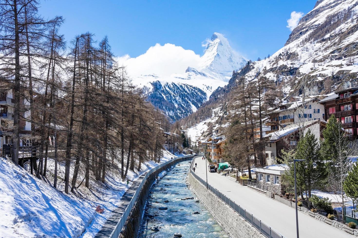 altes dorf am sonnigen tag mit matterhorn spitzenhintergrund in zermatt, schweiz foto