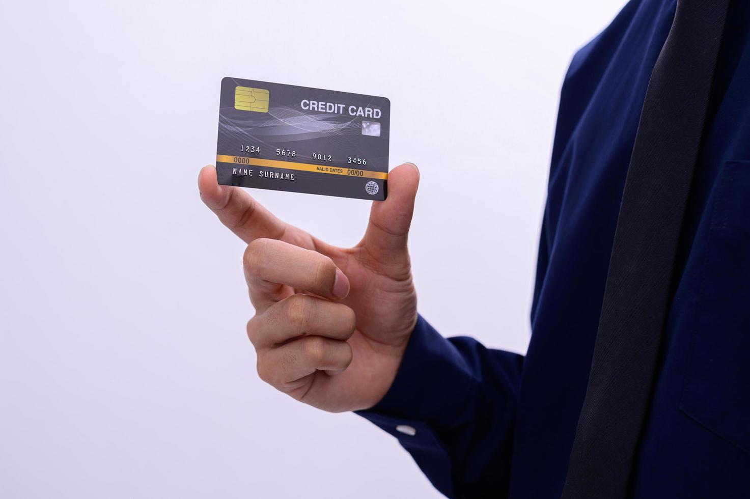 Geschäftsmann, der eine Kreditkarte hält foto
