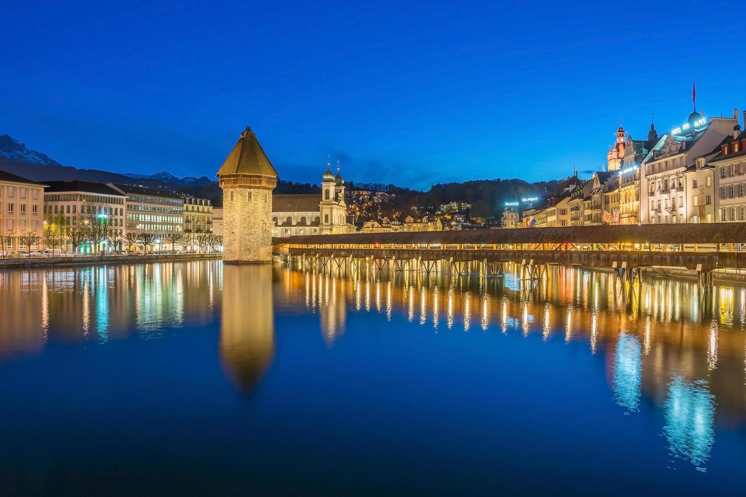Luzerner Stadtzentrum mit Kapellenbrücke und Luzerner See, Schweiz foto