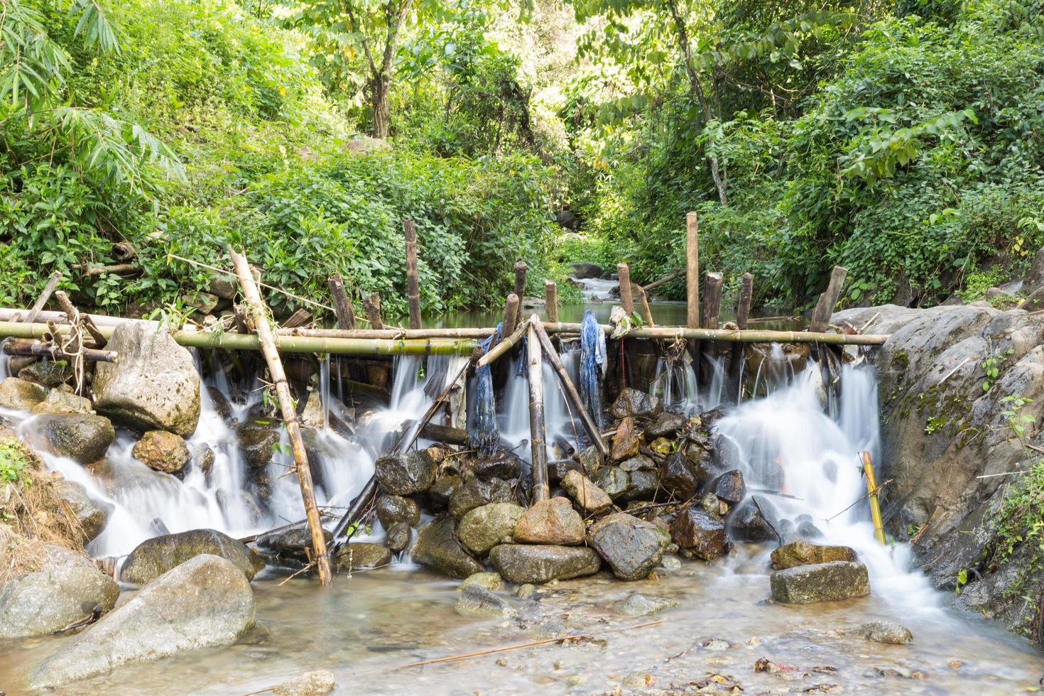 Wasserfall im Wald foto