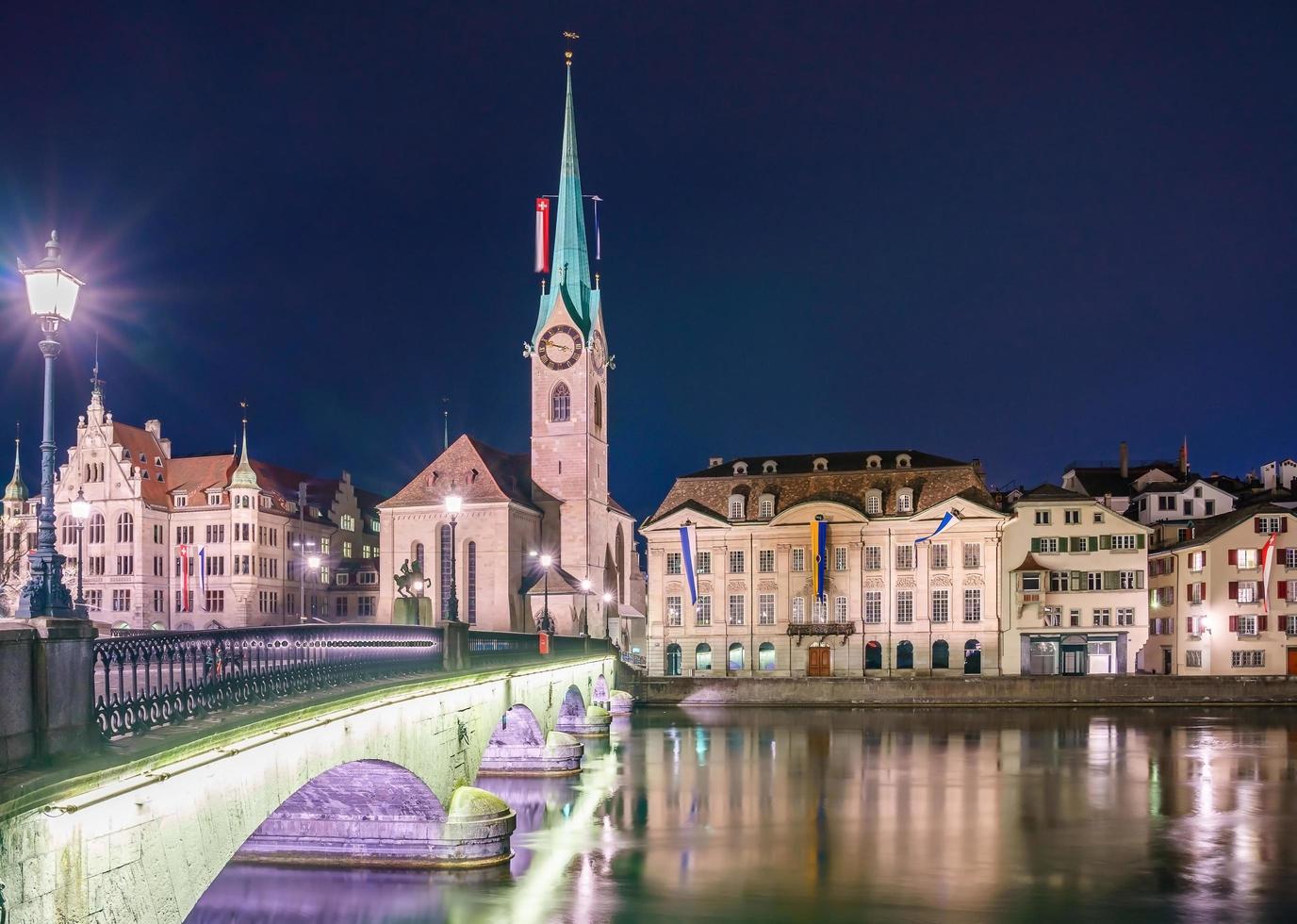 Blick auf Grossmünster und Zürich Altstadt, Schweiz foto