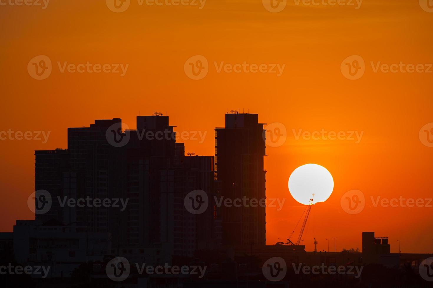 Silhouette von Gebäuden bei Sonnenuntergang foto