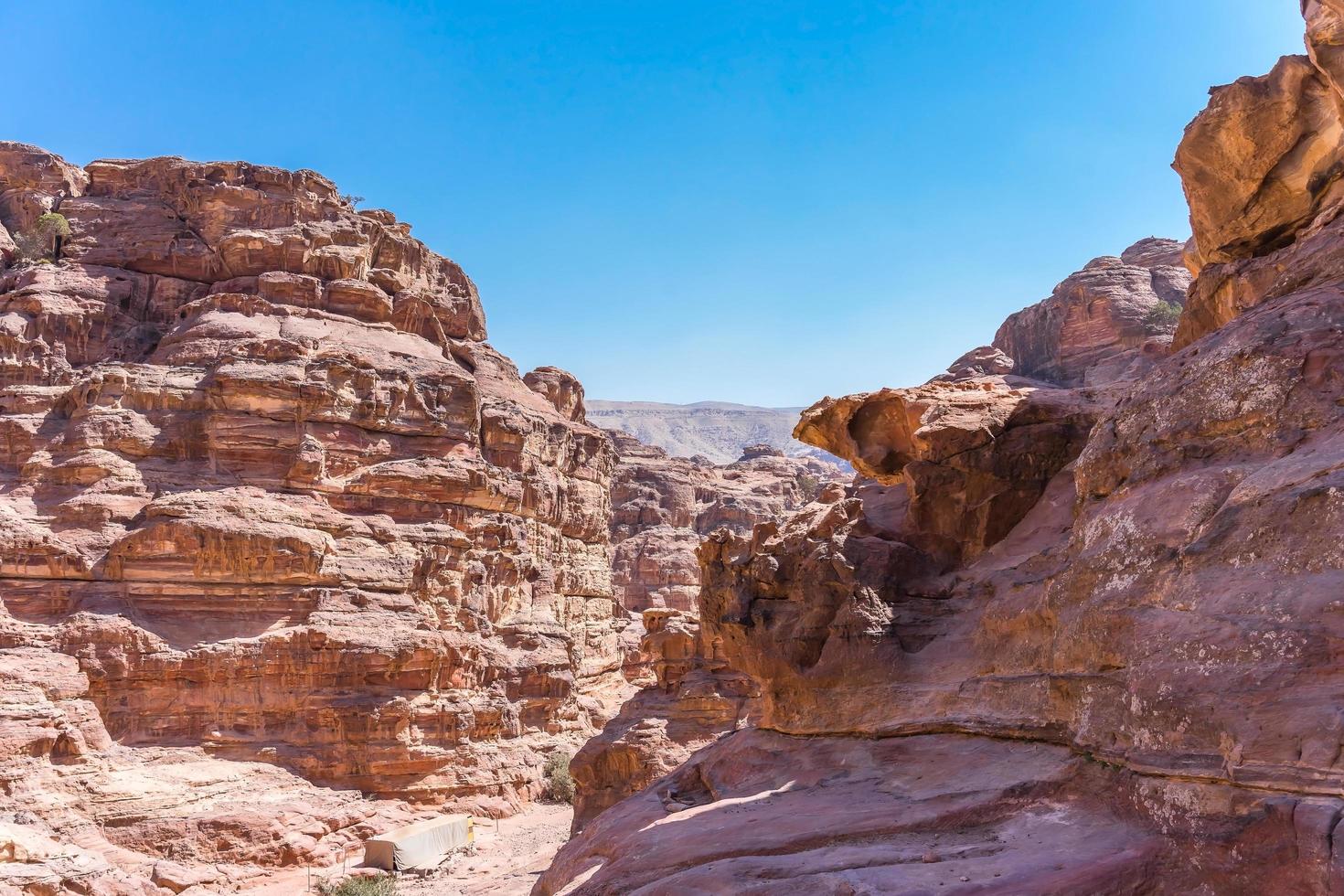 Blick auf Felsen und Weg zum Kloster in Petra, Jordanien foto