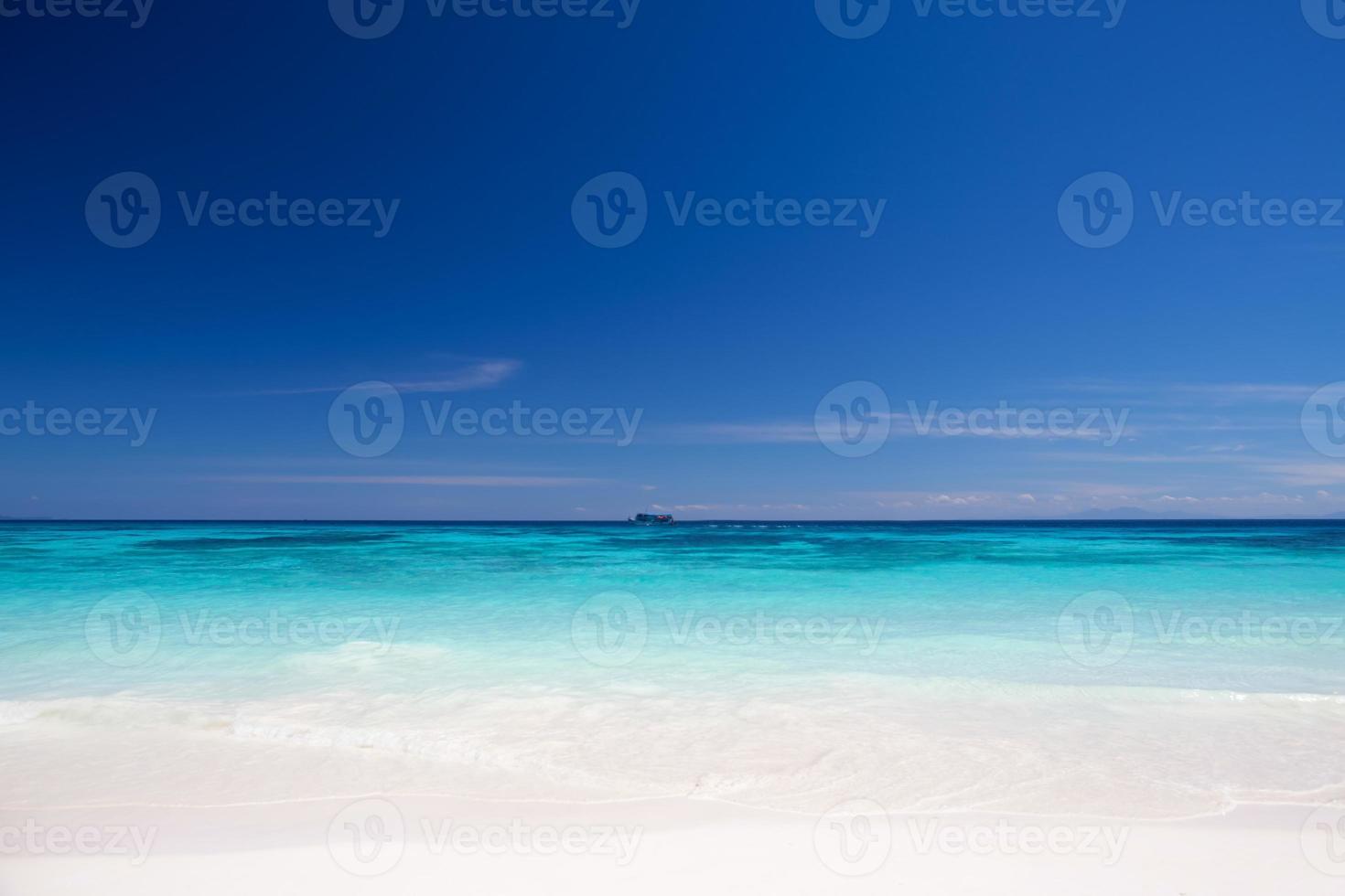 tropischer Strand mit klarem Himmel foto