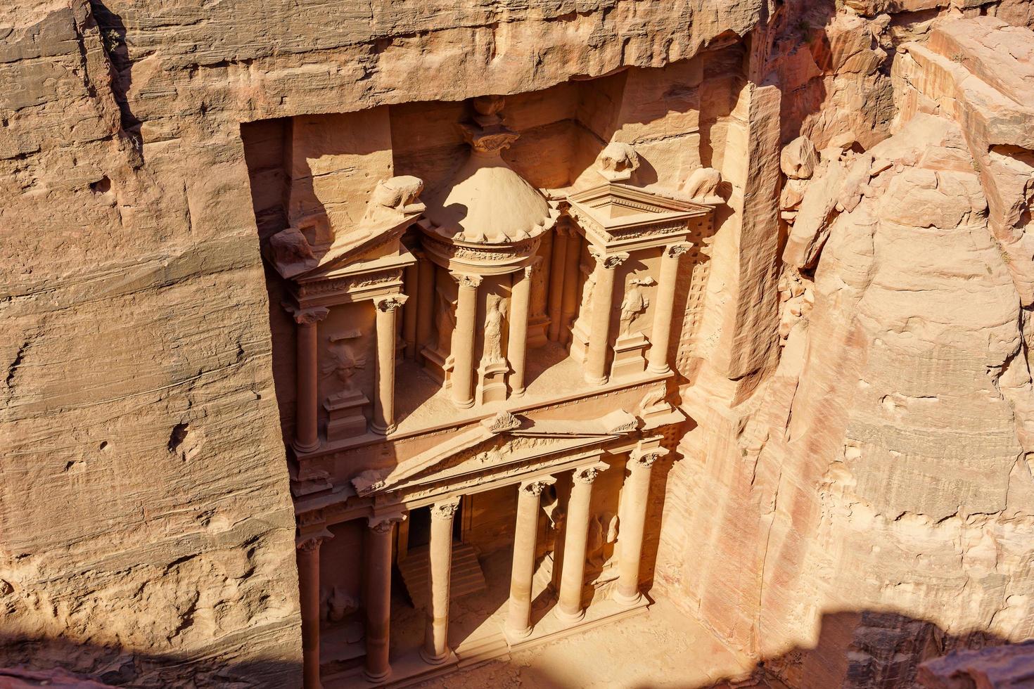 Luftaufnahme der Schatzkammer, al khazneh in der antiken Stadt Petra, Jordanien foto