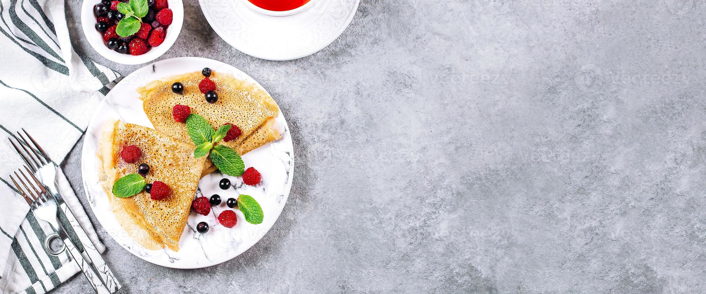 köstlich Crepes Frühstück. orthodox Urlaub masleniza. Pfannkuchen mit Beere Johannisbeere, Himbeere foto