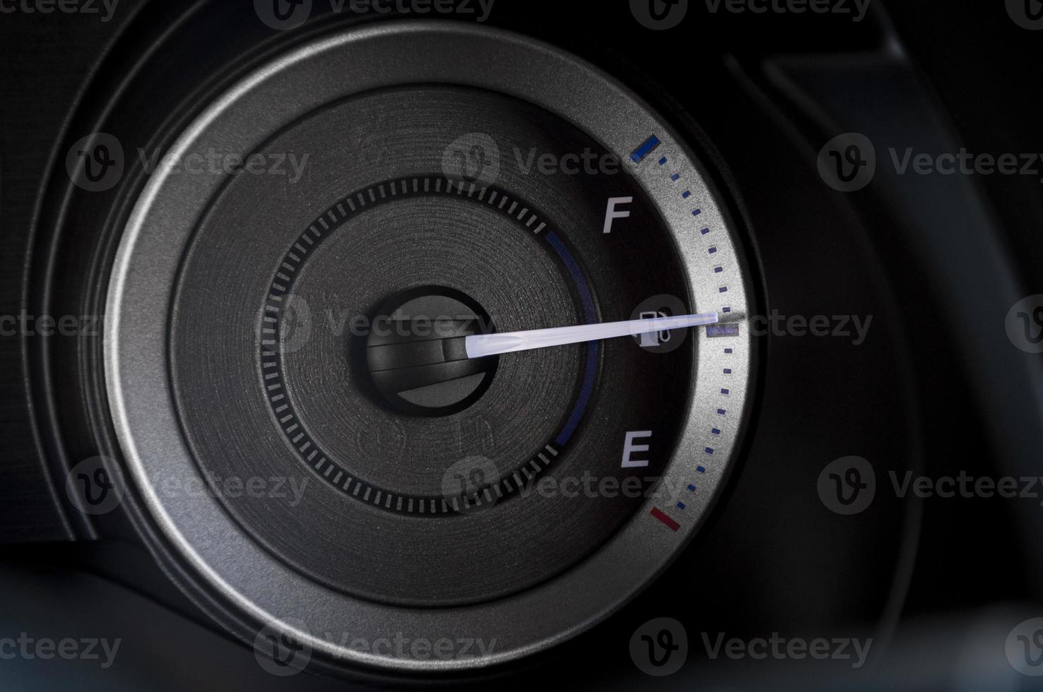 Detail mit das Messgeräte auf das Instrumententafel von ein Auto foto