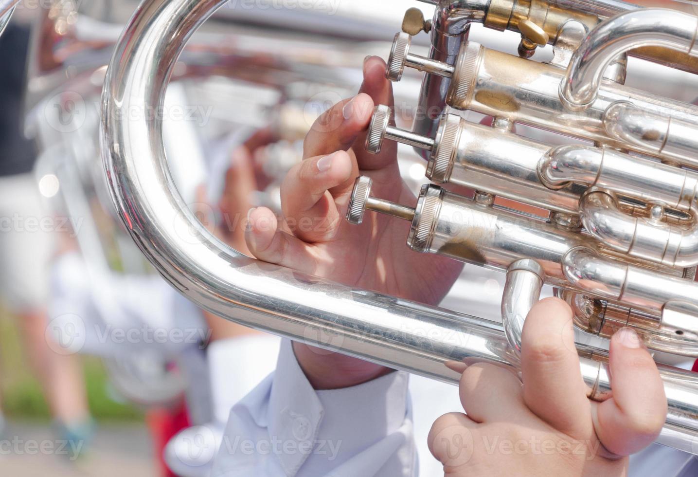 Mensch Hand spielen das Flügelhorn, Fragment von Tuba mit Hände von Musiker foto