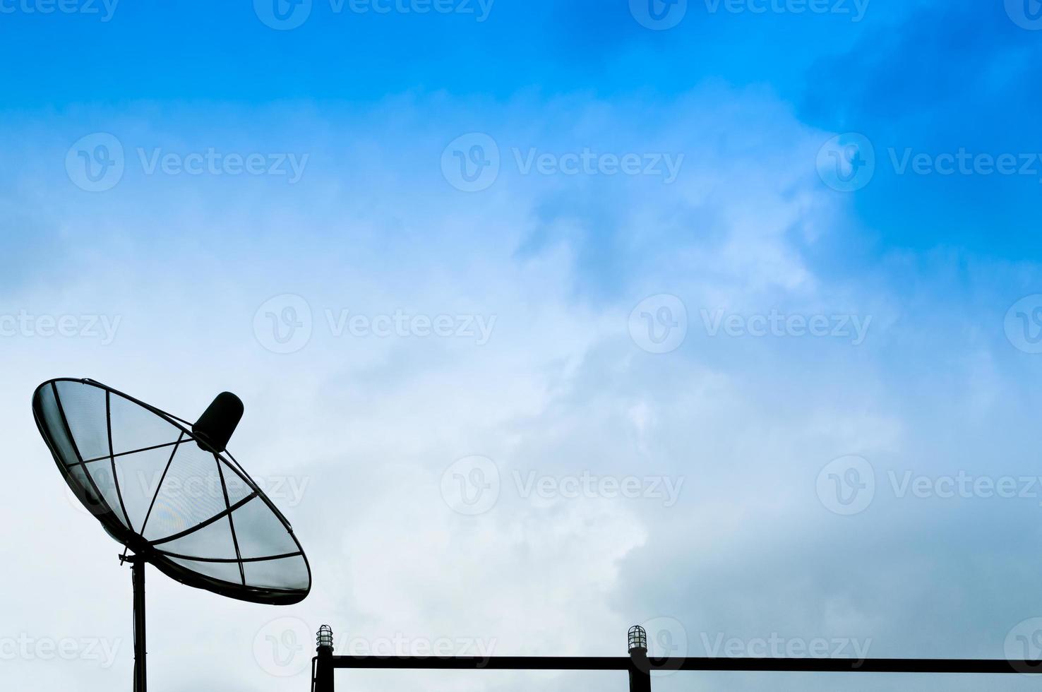 schwarz Satellit Gericht oder Fernseher Antennen auf das Gebäude mit das Blau Himmel wolkig Hintergrund. foto