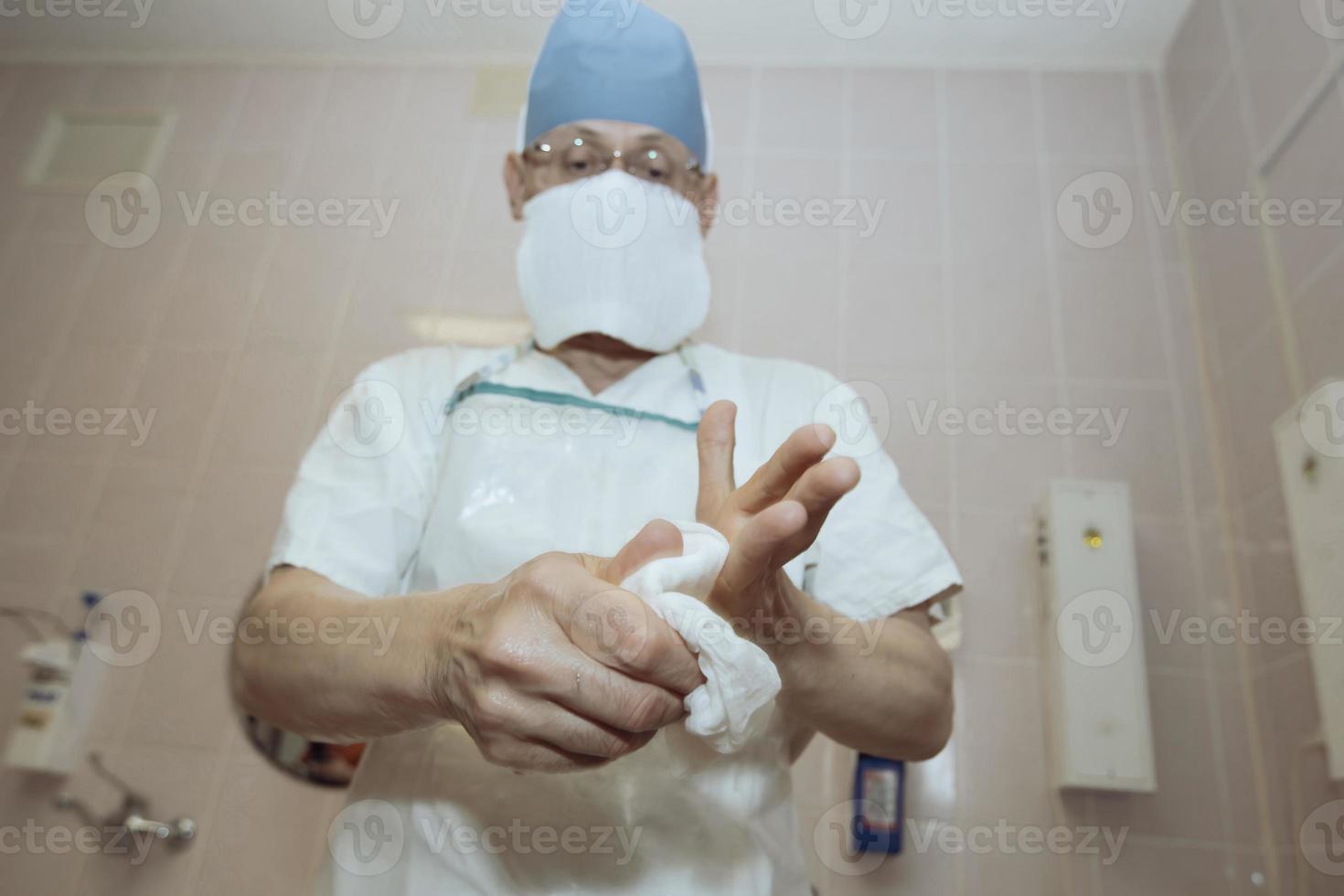 das der Chirurg Leckereien das Hände Vor das Betrieb. foto