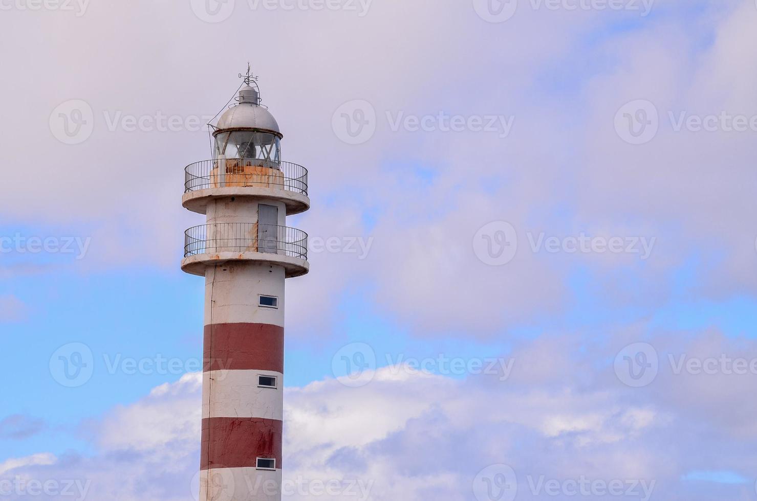 rot-weißer Leuchtturm foto