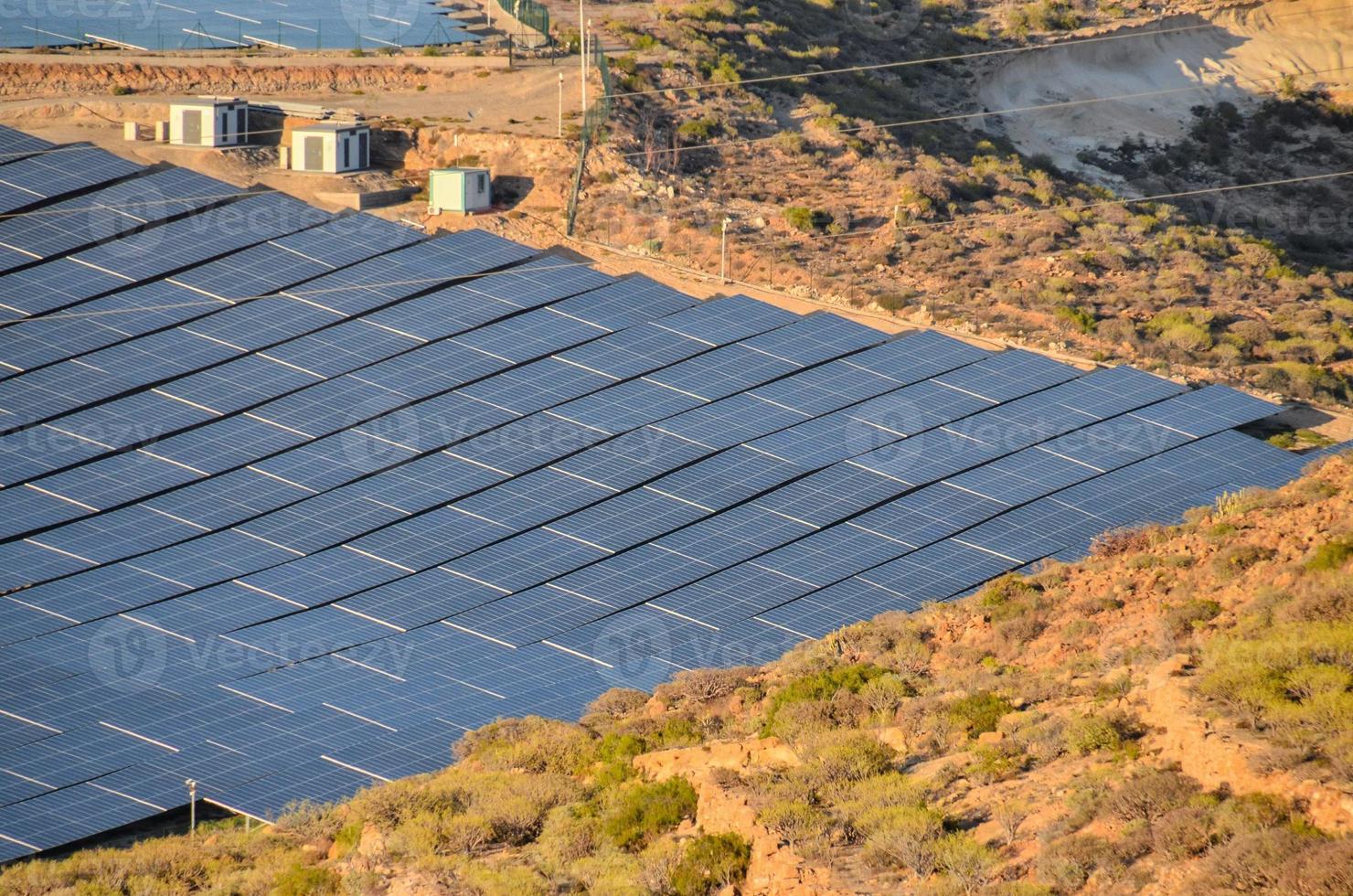 Feld von Solar- Paneele foto