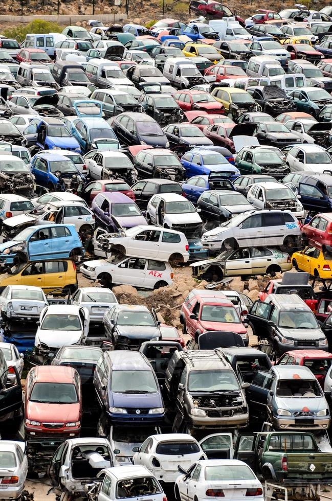 verlassen Autos im das Schrottplatz foto